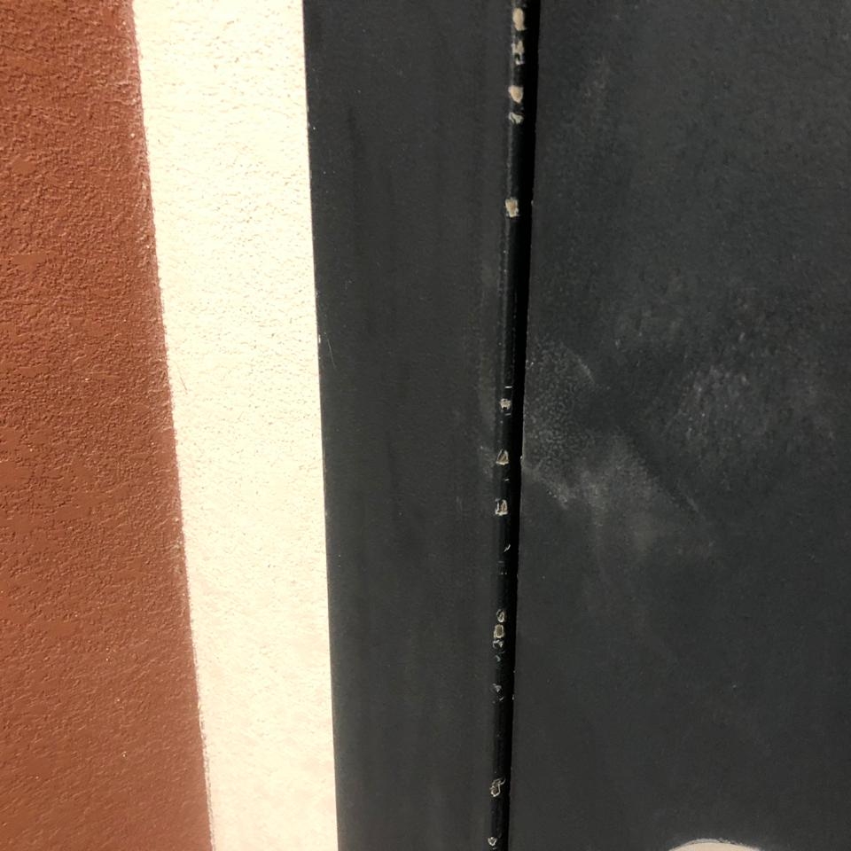 На поверхности коробки входной двери четко видны сколы краски